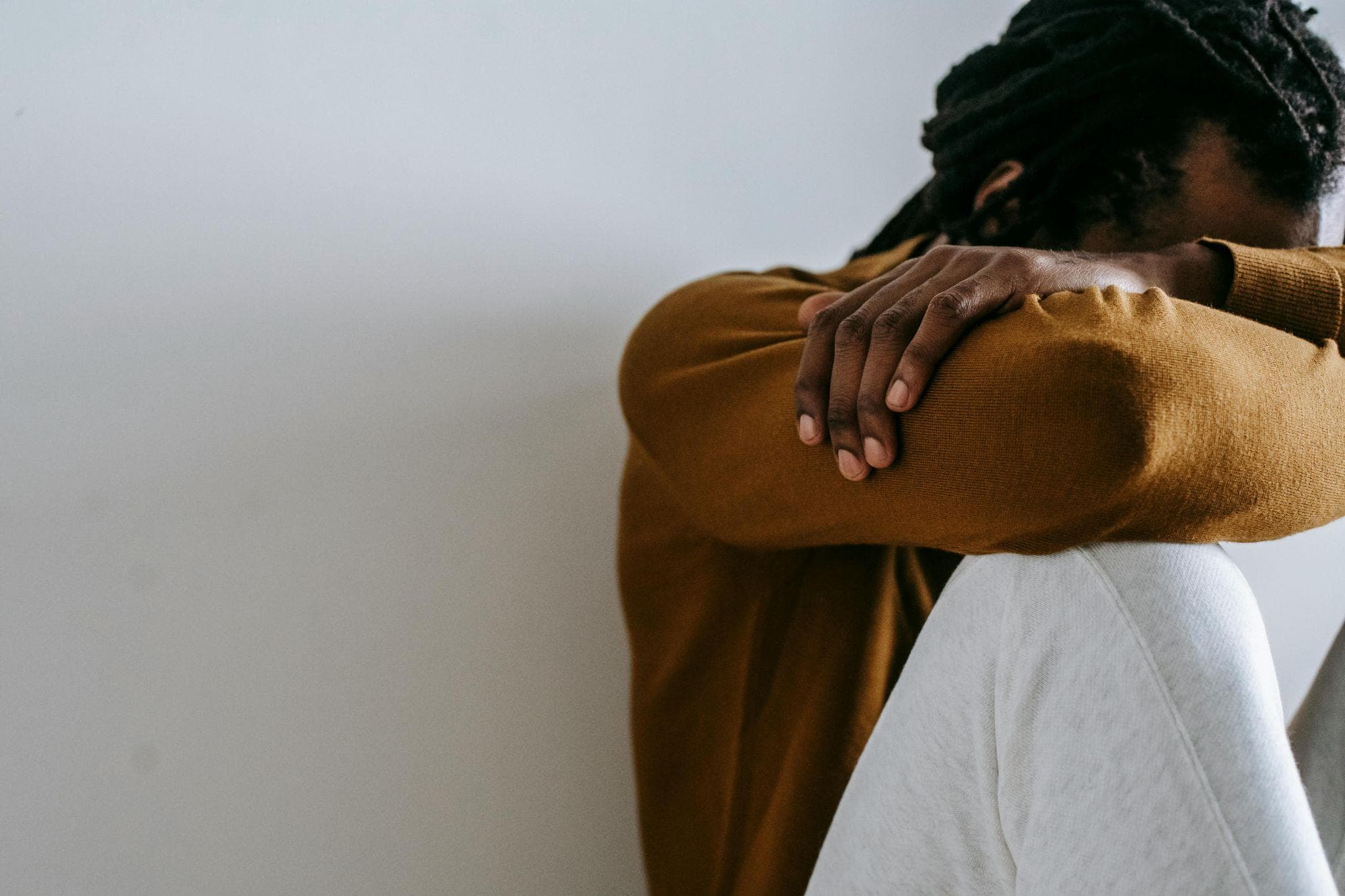 Jeune homme allongé dans le noir, les yeux ouverts, en train de réfléchir