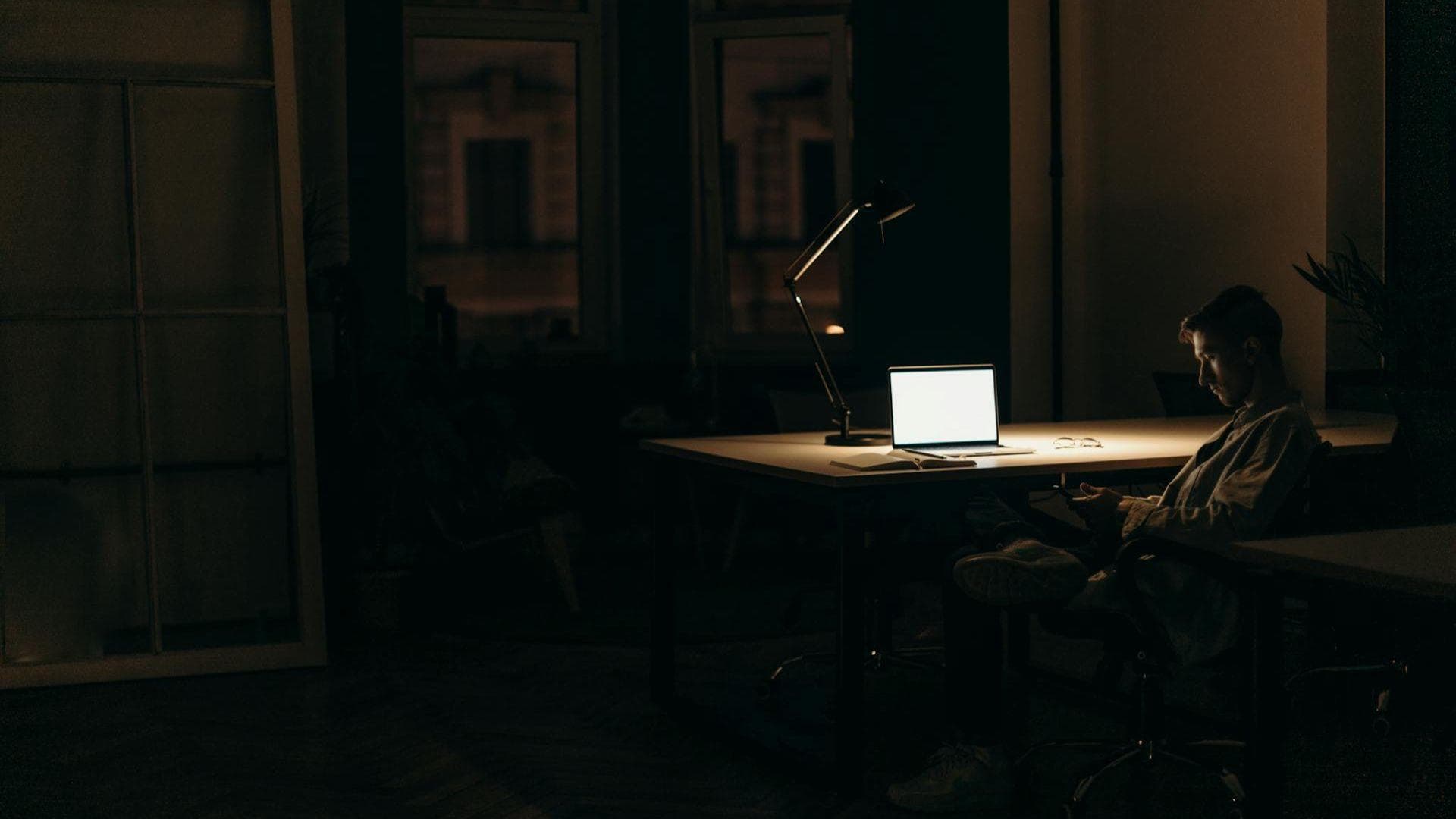 Porno moderne : consommation compulsive, isolement et accès illimité sur Internet